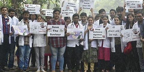 கொல்கத்தா போராட்டம் - நாடு முழுவதும் மருத்துவர்கள் 17ம் தேதி வேலைநிறுத்தம்