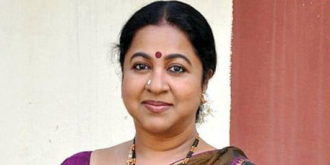 சரத்குமார் பற்றி பேச கூச்சமாக இல்லையா? விஷால் மீது ராதிகா பாய்ச்சல்!