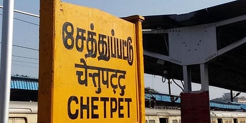 ரயில் நிலையத்தில் இளம்பெண்ணை அரிவாளால் வெட்டிய இளைஞர்