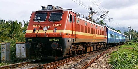 ரயில்களில் மசாஜ் சேவை - அறிவிப்பை திரும்ப பெற ரயில்வே அமைச்சகம் முடிவு