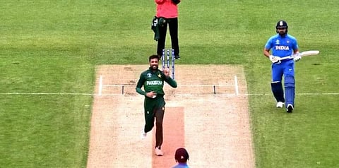 அமீரை இரண்டு முறை எச்சரித்த அம்பயர் - அரைசதம் விளாசிய ரோகித் சர்மா