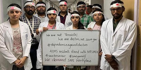 மருத்துவர் மீது தாக்குதல் : நாடு முழுவதும் மருத்துவர்கள் இன்று போராட்டம்