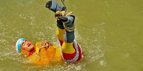 ஹூக்ளி ஆற்றில் குதித்த கொல்கத்தா மேஜிக் மேன் மாயம் - விபரீத சாகசம்