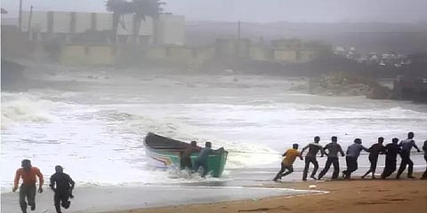 இன்றிரவு குஜராத் கடற்கரையில் கரையை கடக்கும் வாயு புயல்