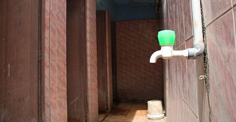 தண்ணீர் இல்லாமல் முடங்கிய அரசு கழிப்பறைகள் - மக்கள் அவதி