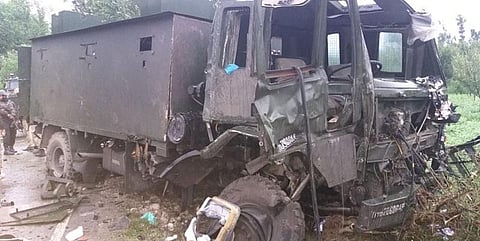 புல்வாமாவில் ராணுவ வாகனம் மீது வெடிகுண்டு தாக்குதல்