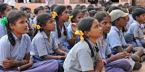 “ தண்ணீரும் இல்லை.. புத்தகமும் இல்லை..”- பள்ளிகளில் திண்டாடும் மாணவர்கள்..!