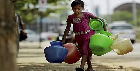 காசு கொடுத்து தண்ணீர் வாங்க முடியல... காலியாகும் அடுக்குமாடி குடியிருப்புகள்