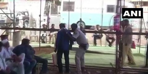 “38 ஆண்டுகள் போராடியும் மின்சாரம் கிடைக்கவில்லை” - அமைச்சர் முன்பு தற்கொலைக்கு முயன்ற விவசாயி