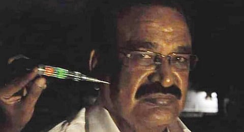 உடலில் டெஸ்டரை வைத்து எம்.பி கணேசமூர்த்தி ஆய்வு