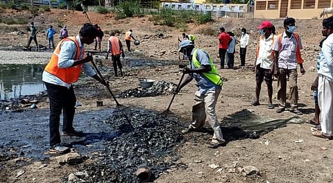 உக்கிரத்தை காட்டும் வெயில்.. ஆயிரக்கணக்கான மீன்கள் செத்து மிதப்பு