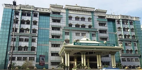 தண்ணீர் பஞ்சம்.. ராஜீவ்காந்தி மருத்துவமனையின் கழிப்பறைகள் மூடல்