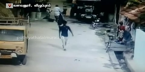 பள்ளி மாணவியை துரத்திச் சென்று தாக்கும் இளைஞர் : வீடியோ காட்சி