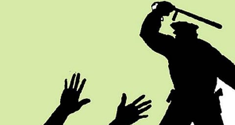 லத்தியை வீசியதால் இளைஞர் மரணம் என புகார்.. காவலர் மீது வழக்குப்பதிவு..!