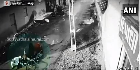 விரட்டி விரட்டி முட்டும் விபரீத காளை - சிசிடிவி காட்சி