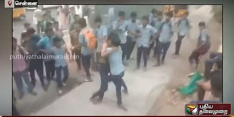 நடுரோட்டில் கட்டிப்புரண்டு சண்டை போட்ட மாணவர்கள் - வீடியோ காட்சி