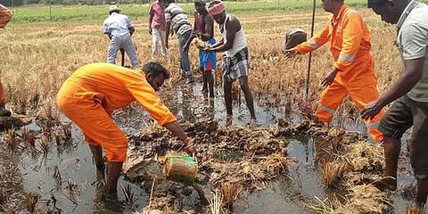 கதிராமங்கலத்தில் ஓஎன்ஜிசி குழாயில் கசிவு : மக்கள் அதிர்ச்சி