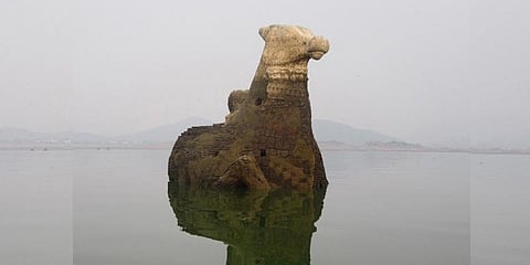 மேட்டூர் அணையின் நீர் குறைவால் வெளியே தெரியும் நந்தி சிலை