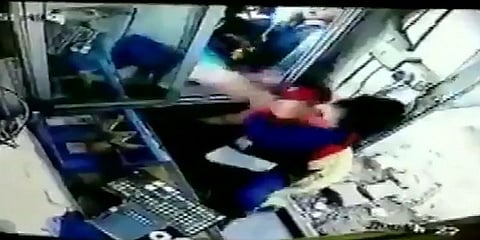 சுங்கச்சாவடி பெண் ஊழியரை கடுமையாக தாக்கிய கார் டிரைவர்: சிசிடிவி காட்சி