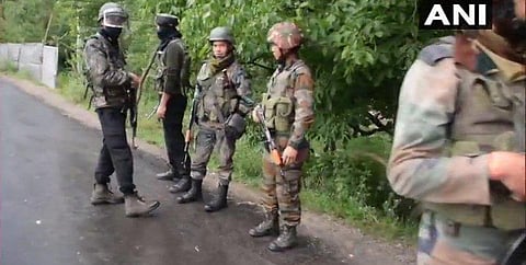 காஷ்மீரில் 4 பயங்கரவாதிகள் சுட்டுக்கொலை