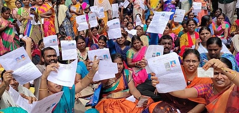 உரிய கணினி வசதி, இருக்கைகள் இல்லை - தேர்வர்கள் தர்ணா