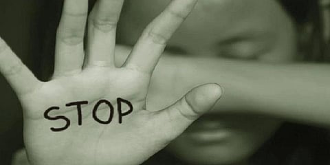 இளம் பெண்ணுக்கு கூட்டு பாலியல் வன்கொடுமை! 4 பேர் கைது