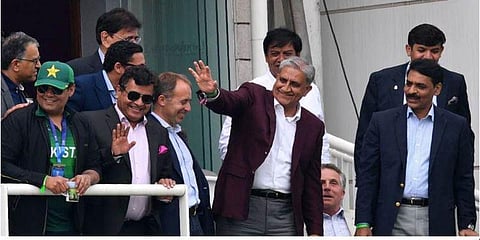 உலகக் கோப்பையை ரசித்த பாகிஸ்தான் ராணுவ தளபதி : நெட்டிசன்கள் விமர்சனம்