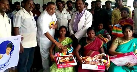 விஜய் பிறந்த நாளில் பிறந்த குழந்தைகளுக்கு தங்க மோதிரம் பரிசு