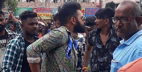 பொது இடத்தில் புகைப்பிடித்த ஹீரோவுக்கு அபராதம்!