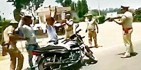 துப்பாக்கி முனையில் வாகன சோதனை - உ.பி. போலீசாரின் சர்ச்சை நடவடிக்கை