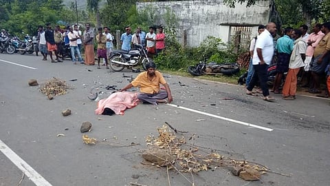 மனைவியின் சடலத்துடன் மதுக்கடையை மூட போராடிய கணவர் - வைரல் படம்