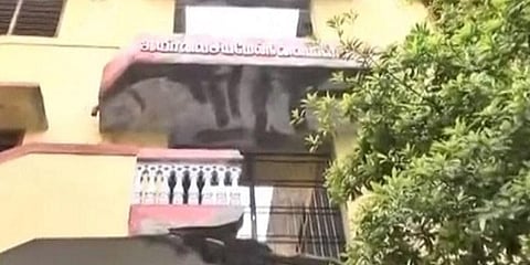 பள்ளியின் பால்கனி இடிந்து விழுந்து விபத்து : 3 மாணவர்கள் காயம்