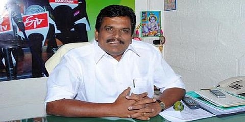 தங்க தமிழ்செல்வனை அதிமுகவில் சேர்க்க எதிர்ப்பு தெரிவித்து போஸ்டர்கள்