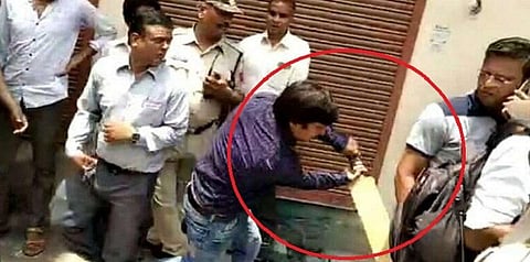 நகராட்சி அலுவலரை கிரிக்கெட் மட்டையால் தாக்கிய பாஜக எம்எல்ஏ