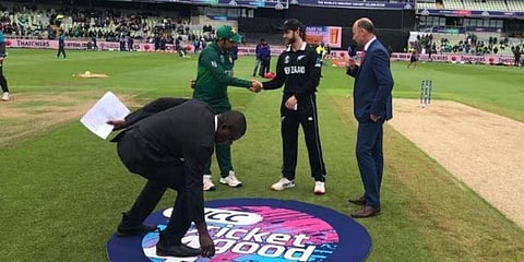 டாஸ் வென்றது நியூஸிலாந்து : பாகிஸ்தான் முதல் பவுலிங்