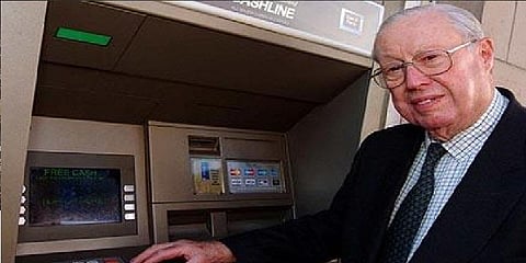 ஏடிஎம் இயந்திரம் செயல்பாட்டுக்கு வந்தது எப்படி? - சுவாரஸ்யமான வரலாறு!