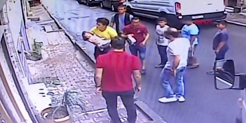 2ஆவது மாடியில் இருந்து விழுந்த குழந்தை - தாங்கிப் பிடித்த இளைஞர்