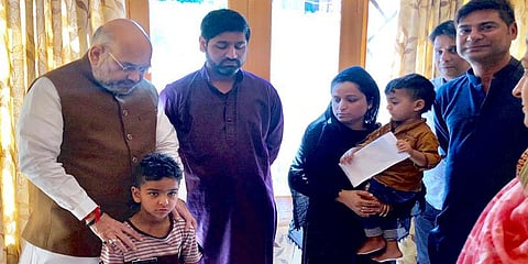 காஷ்மீரில் உயிரிழந்த அதிகாரியின் உறவினரை சந்தித்த அமித் ஷா