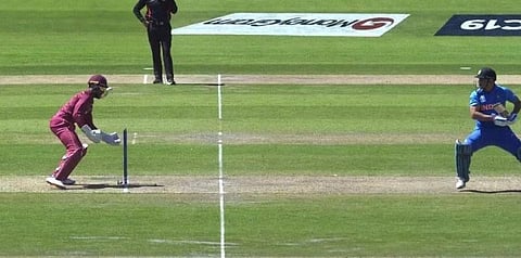 இறங்கி அடித்த தோனி - ஸ்டம்பிங் வாய்ப்பை நழுவ விட்ட ஹோப்