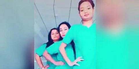 மருத்துவமனைக்குள் ’டிக்டாக்’ செயலிக்காக டான்ஸ்: 4 நர்சுகளுக்கு கட்டாய விடுப்பு!