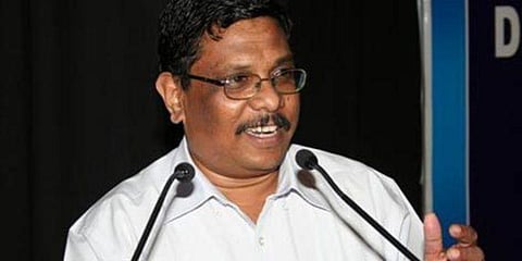 இரண்டு கட்சி ஆட்சியிலும் மாற்றப்படாத ஒரே ஐ.ஏ.எஸ். : யார் இந்த சண்முகம் ஐ.ஏ.எஸ் ?