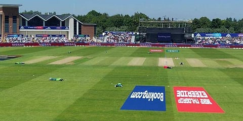 மைதானத்திற்குள் படையெடுத்த தேனீக்கள் : பதுங்கிய வீரர்கள்