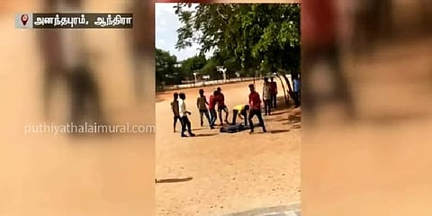 மாணவரை காட்டுமிராண்டித்தனமாக தாக்கும் சக மாணவர்கள்: வீடியோ!