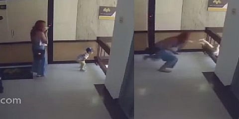 குழந்தையை காப்பாற்ற ‘சூப்பர் உமென்’ஆக மாறிய தாய் - வைரல் வீடியோ