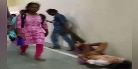 மருத்துவமனையில் சக்கர நாற்காலி இல்லை: தரையில் இழுத்துச் செல்லப்பட்ட நோயாளி