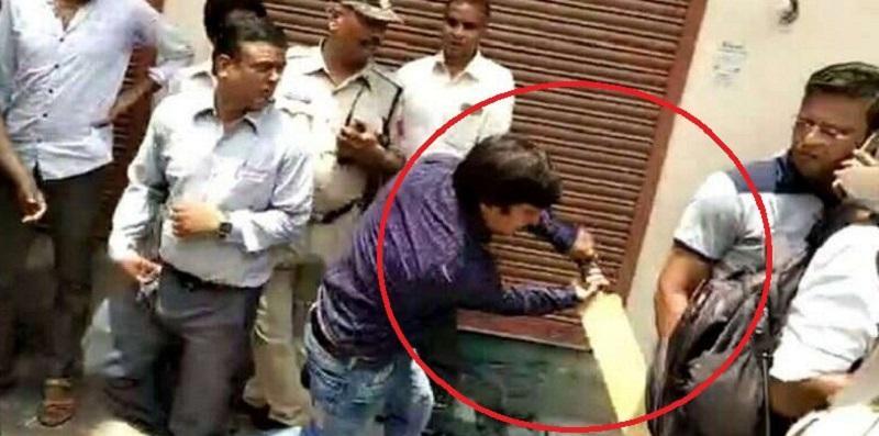 கிரிக்கெட் மட்டையால் அதிகாரியை தாக்கிய எம்.எல்.ஏ. விடுதலை