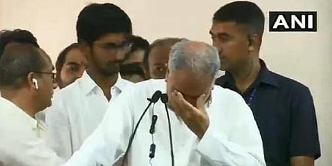 கட்சி பதவியை விட்டு விலகியதால் கண்ணீர்விட்டு அழுத சத்தீஸ்கர் முதல்வர்