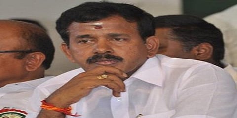 பொதுமக்களுடன் இணைந்து கலெக்டரிடம் மனு கொடுத்த எம்.எல்.ஏ