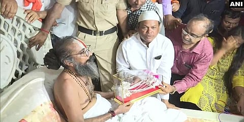 இந்து கோயிலுக்கு 20 ஆண்டுகளாக வெள்ளி சிலை வழங்கும் இஸ்லாமியர்