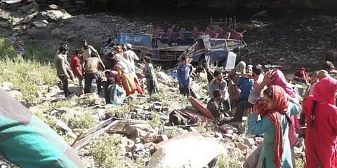 காஷ்மீர் பள்ளத்தாக்கில் பேருந்து கவிழ்ந்து 33 பேர் உயிரிழப்பு